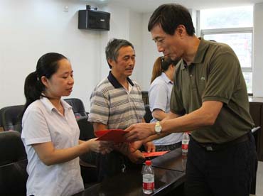 省總工會黨組書記、副主席陳震一行到順昌虹潤精密儀器有限公司慰問困難職工